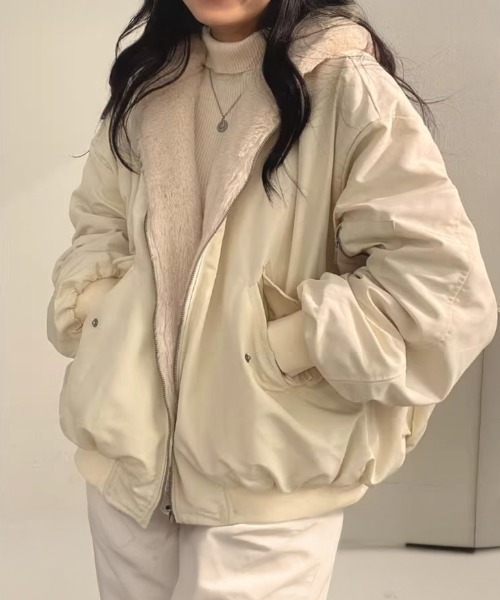 AMELY(エミリー)の「リバーシブル フード付きボアブルゾン(ブルゾン・レディース・ベージュ/ブラック/ブルーグレー・L/M)」の3枚目の写真