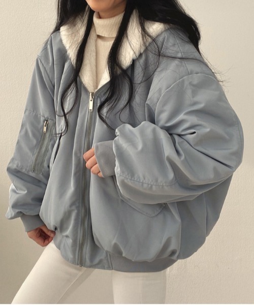 AMELY(エミリー)の「リバーシブル フード付きボアブルゾン(ブルゾン・レディース・ベージュ/ブラック/ブルーグレー・L/M)」の2枚目の写真