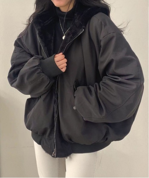 AMELY(エミリー)の「リバーシブル フード付きボアブルゾン(ブルゾン・レディース・ベージュ/ブラック/ブルーグレー・L/M)」の1枚目の写真