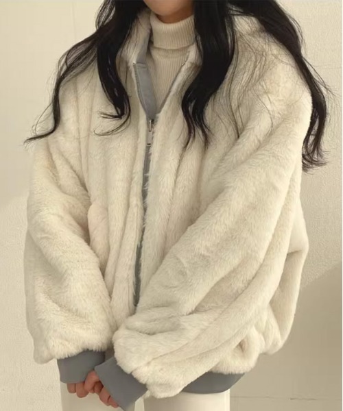 AMELY(エミリー)の「リバーシブル フード付きボアブルゾン(ブルゾン・レディース・ベージュ/ブラック/ブルーグレー・L/M)」の6枚目の写真