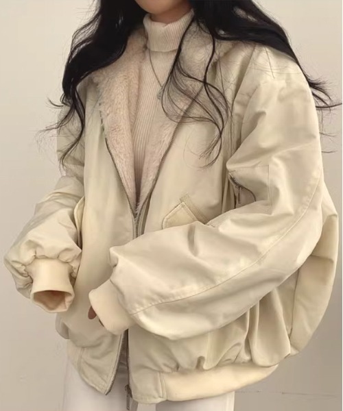 AMELY(エミリー)の「リバーシブル フード付きボアブルゾン(ブルゾン・レディース・ベージュ/ブラック/ブルーグレー・L/M)」の10枚目の写真