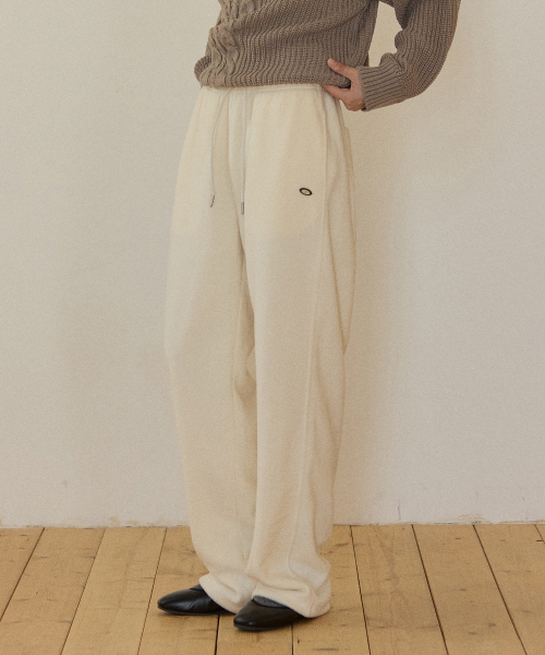 OURHOPE(アワーホープ)の「リラックスドストリングフリースパンツ - アイボリー(スウェットパンツ・レディース・アイボリー・1(S)/2(M))」の2枚目の写真