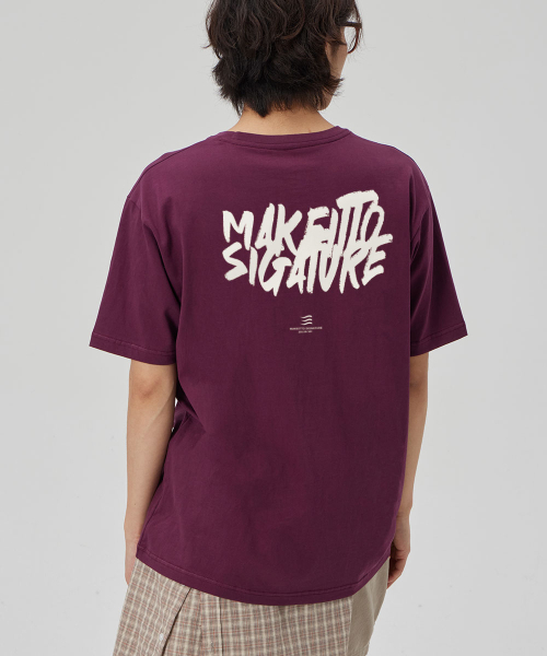 MAKEITTO（メイキット）の「[GRAFFITI LOGO] CREW NECK TEE_WINE（Tシャツ/カットソー・メンズ・その他・M/L/XL/XXL）」の4枚目の写真