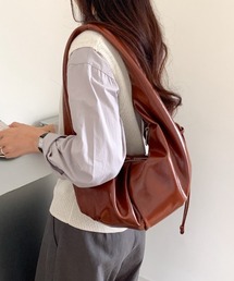 フェイクレザーエナメル風リボンショルダーバッグ