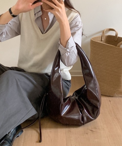 deux amour（ドゥーザムール）の「フェイクレザーエナメル風リボンショルダーバッグ（ショルダーバッグ・レディース・ブラウン/キャメル/ホワイト/ブラック・FREE）」の4枚目の写真