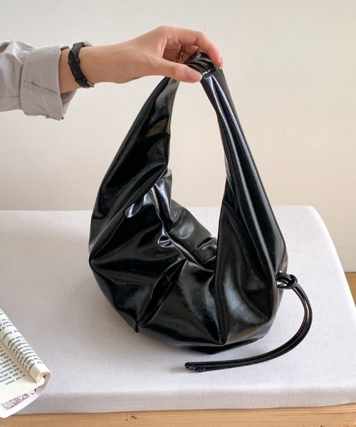 deux amour（ドゥーザムール）の「フェイクレザーエナメル風リボンショルダーバッグ（ショルダーバッグ・レディース・ブラウン/キャメル/ホワイト/ブラック・FREE）」の3枚目の写真