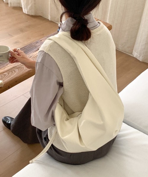 deux amour（ドゥーザムール）の「フェイクレザーエナメル風リボンショルダーバッグ（ショルダーバッグ・レディース・ブラウン/キャメル/ホワイト/ブラック・FREE）」の6枚目の写真