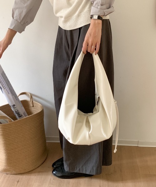 deux amour（ドゥーザムール）の「フェイクレザーエナメル風リボンショルダーバッグ（ショルダーバッグ・レディース・ブラウン/キャメル/ホワイト/ブラック・FREE）」の9枚目の写真