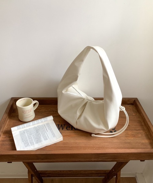 deux amour（ドゥーザムール）の「フェイクレザーエナメル風リボンショルダーバッグ（ショルダーバッグ・レディース・ブラウン/キャメル/ホワイト/ブラック・FREE）」の11枚目の写真