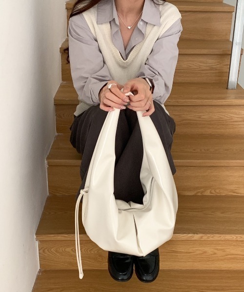 deux amour（ドゥーザムール）の「フェイクレザーエナメル風リボンショルダーバッグ（ショルダーバッグ・レディース・ブラウン/キャメル/ホワイト/ブラック・FREE）」の5枚目の写真