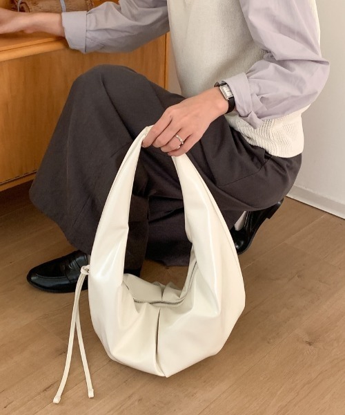 deux amour（ドゥーザムール）の「フェイクレザーエナメル風リボンショルダーバッグ（ショルダーバッグ・レディース・ブラウン/キャメル/ホワイト/ブラック・FREE）」の10枚目の写真