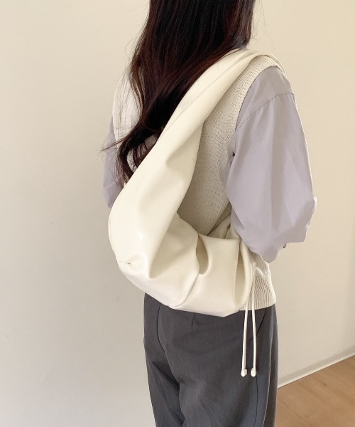 deux amour（ドゥーザムール）の「フェイクレザーエナメル風リボンショルダーバッグ（ショルダーバッグ・レディース・ブラウン/キャメル/ホワイト/ブラック・FREE）」の7枚目の写真