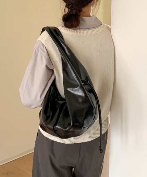 deux amour（ドゥーザムール）の「フェイクレザーエナメル風リボンショルダーバッグ（ショルダーバッグ・レディース・ブラウン/キャメル/ホワイト/ブラック・FREE）」の14枚目の写真