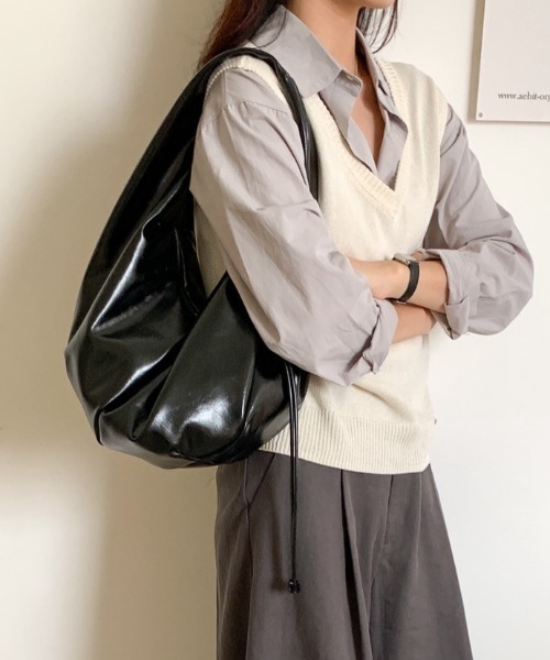 deux amour（ドゥーザムール）の「フェイクレザーエナメル風リボンショルダーバッグ（ショルダーバッグ・レディース・ブラウン/キャメル/ホワイト/ブラック・FREE）」の16枚目の写真