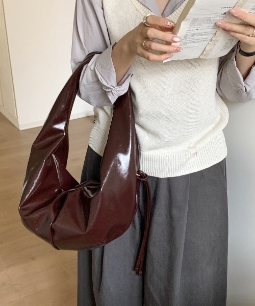 deux amour（ドゥーザムール）の「フェイクレザーエナメル風リボンショルダーバッグ（ショルダーバッグ・レディース・ブラウン/キャメル/ホワイト/ブラック・FREE）」の19枚目の写真