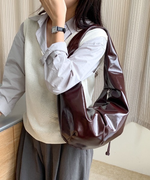 deux amour（ドゥーザムール）の「フェイクレザーエナメル風リボンショルダーバッグ（ショルダーバッグ・レディース・ブラウン/キャメル/ホワイト/ブラック・FREE）」の20枚目の写真