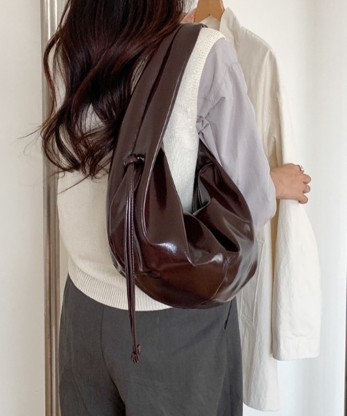 deux amour（ドゥーザムール）の「フェイクレザーエナメル風リボンショルダーバッグ（ショルダーバッグ・レディース・ブラウン/キャメル/ホワイト/ブラック・FREE）」の21枚目の写真
