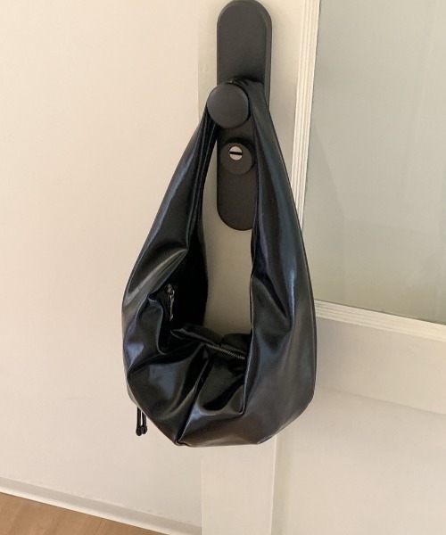 deux amour（ドゥーザムール）の「フェイクレザーエナメル風リボンショルダーバッグ（ショルダーバッグ・レディース・ブラウン/キャメル/ホワイト/ブラック・FREE）」の17枚目の写真