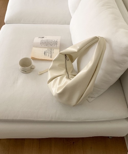 deux amour（ドゥーザムール）の「フェイクレザーエナメル風リボンショルダーバッグ（ショルダーバッグ・レディース・ブラウン/キャメル/ホワイト/ブラック・FREE）」の12枚目の写真