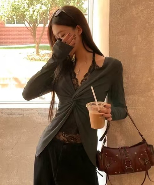 AsheKsha(アシクシャ)の「Vネックレースパッチワーク風ロングスリーブ(シャツ/ブラウス・レディース・ホワイト/ブラック/ダークグレー・M)」の11枚目の写真