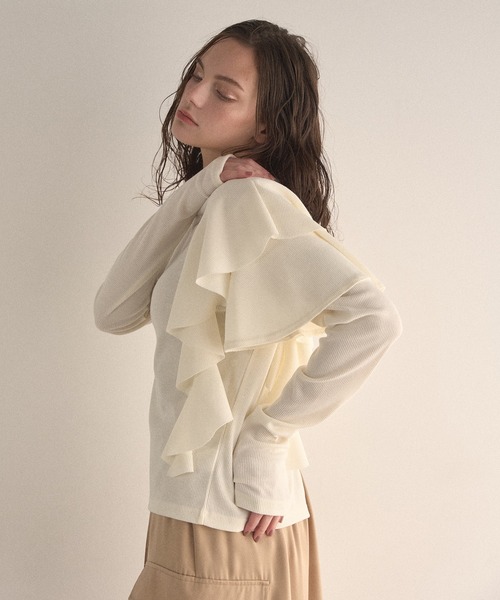 MIELI INVARIANT（ミエリインヴァリアント）の「Asymmetry Ruffle Long Tee（Tシャツ/カットソー・レディース・アイボリー/ブラック/グレー・FREE）」の2枚目の写真