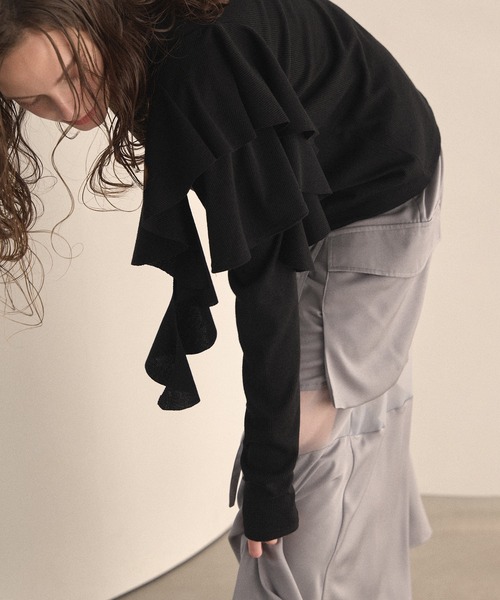 MIELI INVARIANT（ミエリインヴァリアント）の「Asymmetry Ruffle Long Tee（Tシャツ/カットソー・レディース・アイボリー/ブラック/グレー・FREE）」の11枚目の写真