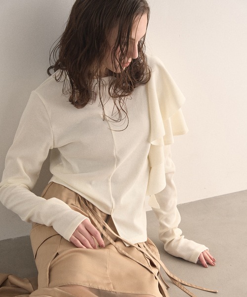 MIELI INVARIANT（ミエリインヴァリアント）の「Asymmetry Ruffle Long Tee（Tシャツ/カットソー・レディース・アイボリー/ブラック/グレー・FREE）」の6枚目の写真