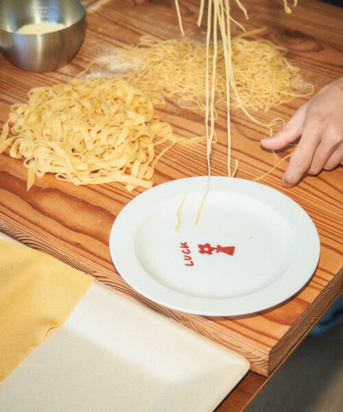 BIRTHDAY BAR（バースデイバー）の「【クリエイター「FLINT MASON」× BIRTHDAY BAR 初コラボ！】POTLUCK PASTA PARTY　リムプレートS（食器・レディース・レッド・0）」の2枚目の写真