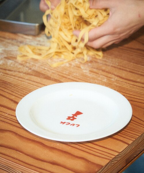 BIRTHDAY BAR（バースデイバー）の「【クリエイター「FLINT MASON」× BIRTHDAY BAR 初コラボ！】POTLUCK PASTA PARTY　リムプレートS（食器・レディース・レッド・0）」の3枚目の写真