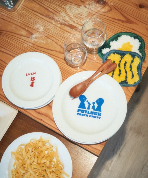 BIRTHDAY BAR（バースデイバー）の「【クリエイター「FLINT MASON」× BIRTHDAY BAR 初コラボ！】POTLUCK PASTA PARTY　リムプレートS（食器・レディース・レッド・0）」の4枚目の写真