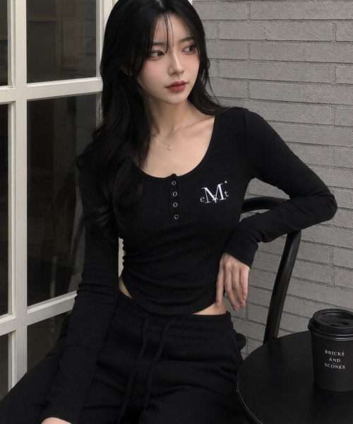 MUCENT(ムセント)の「A'GEM/9 × .kom 『MUCENT/ムセント』 HARING SIGNATURE LOGO SNAP BUTTON U NECK T/ヘリングシグネチャーロゴボタンUネックロングスリーブ(Tシャツ/カットソー・レディース・ホワイト/ブラック・FREE)」の1枚目の写真