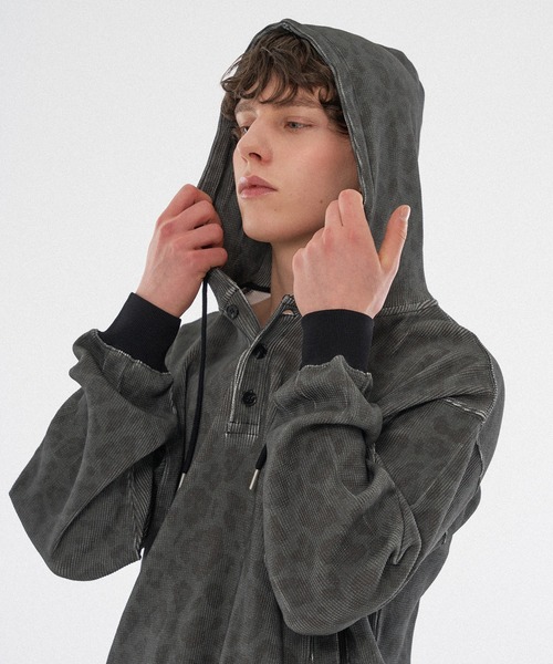 WISH FOR EVER（ウィッシュフォーエバー）の「【 4color / 3size 】DRAW CODE ASSORT THERMAL HENRY HOODIE / ドローコードアソートサーマルヘンリーフーディ（パーカー・メンズ・レッド/その他/ブラック/トップグレー・LARGE/MEDIUM/SMALL）」の21枚目の写真