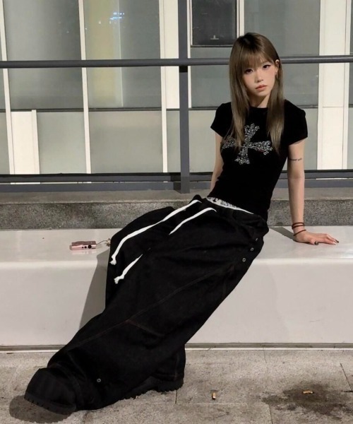 lilful(リルフル)の「【26年春夏新作】クロスレタリングプリント タイトフィットピチT(Tシャツ/カットソー・レディース・ブラック・M/S)」の12枚目の写真