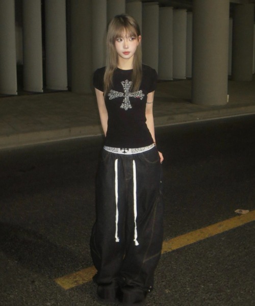 lilful(リルフル)の「【26年春夏新作】クロスレタリングプリント タイトフィットピチT(Tシャツ/カットソー・レディース・ブラック・M/S)」の3枚目の写真