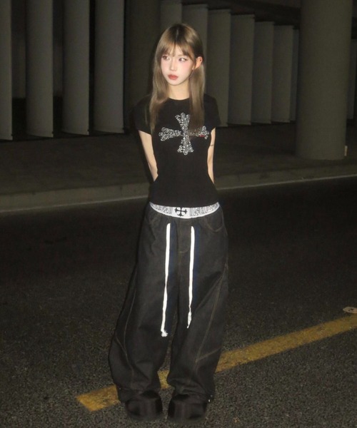 lilful(リルフル)の「【26年春夏新作】クロスレタリングプリント タイトフィットピチT(Tシャツ/カットソー・レディース・ブラック・M/S)」の4枚目の写真