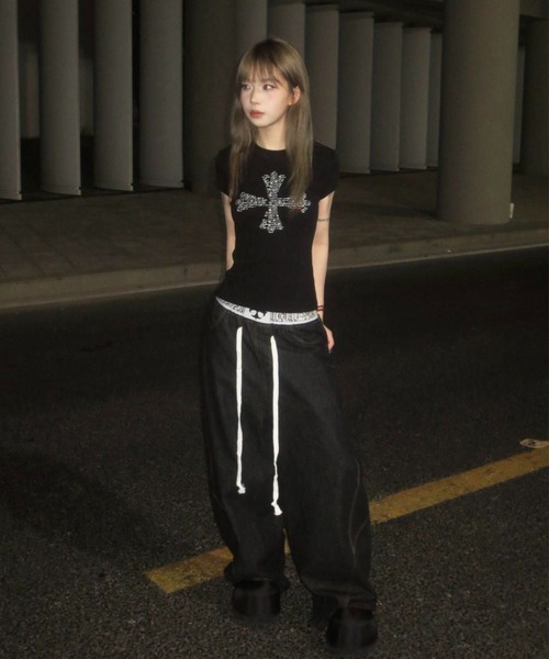 lilful(リルフル)の「【26年春夏新作】クロスレタリングプリント タイトフィットピチT(Tシャツ/カットソー・レディース・ブラック・M/S)」の5枚目の写真
