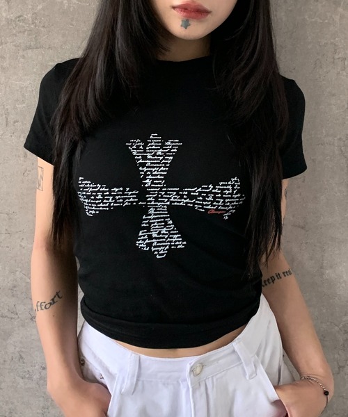 lilful(リルフル)の「【26年春夏新作】クロスレタリングプリント タイトフィットピチT(Tシャツ/カットソー・レディース・ブラック・M/S)」の18枚目の写真