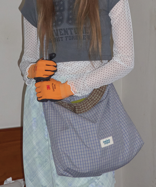 MAISON CREME(メゾンクレム)の「Check Frill reversible bag_Dusty blue(メッセンジャーバッグ・レディース・その他・FREE)」の2枚目の写真