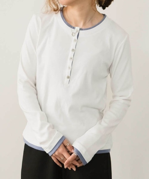 aquagarage(アクアガレージ)の「バイカラーヘンリーネックトップス(Tシャツ/カットソー・レディース・グレー/オフホワイト/グレイッシュベージュ・M)」の2枚目の写真