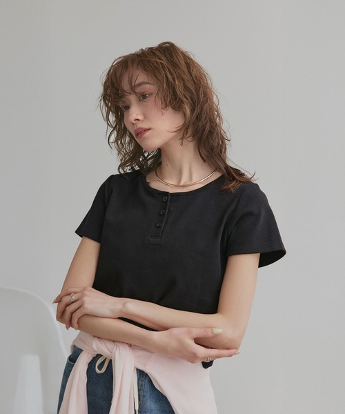 ad thie(アドティエ)の「ヘンリーネック フライスコンパクトTシャツ(Tシャツ/カットソー・レディース・オフホワイト/ブラック/レッド/ブラウン・FREE)」の9枚目の写真