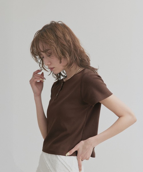ad thie(アドティエ)の「ヘンリーネック フライスコンパクトTシャツ(Tシャツ/カットソー・レディース・オフホワイト/ブラック/レッド/ブラウン・FREE)」の21枚目の写真