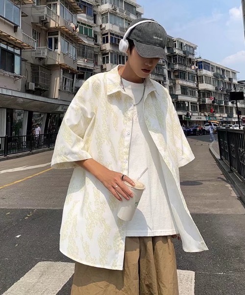 SHEPP(シープ)の「総柄 ニュアンスグラフィック ドロップショルダー 半袖シャツ(シャツ/ブラウス・メンズ・ホワイト/ブラック・L/M)」の1枚目の写真