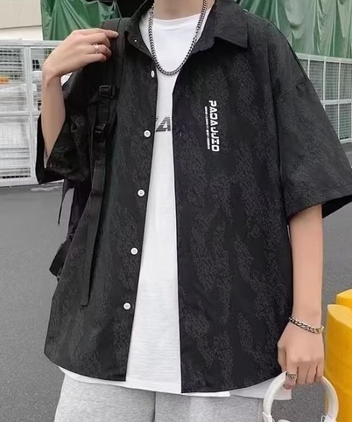 SHEPP(シープ)の「総柄 ニュアンスグラフィック ドロップショルダー 半袖シャツ(シャツ/ブラウス・メンズ・ホワイト/ブラック・L/M)」の2枚目の写真