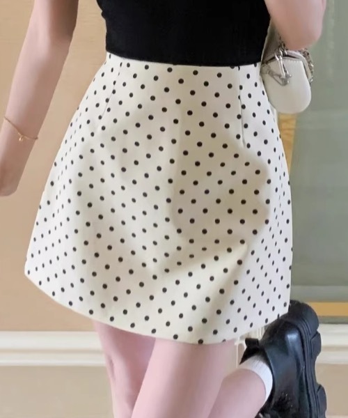 Teem Store(チームストア)の「【インパン付き】ドット柄Aラインミニスカート 台形 スカパン 韓国ガーリー(スカート・レディース・アイボリー/ブラック・M/S)」の1枚目の写真