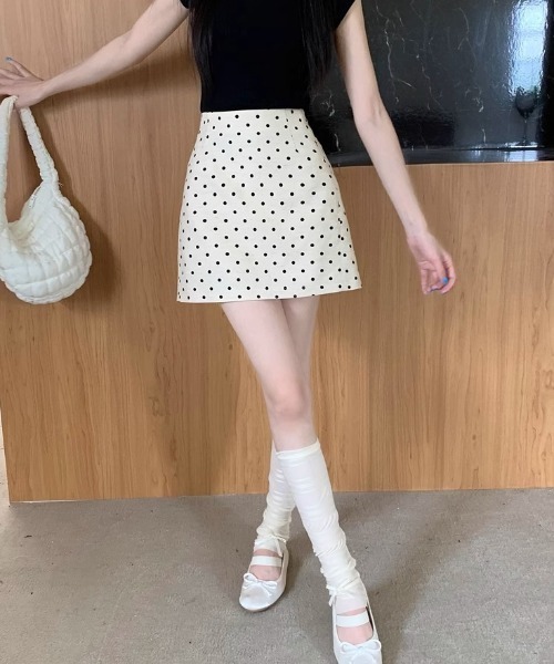 Teem Store(チームストア)の「【インパン付き】ドット柄Aラインミニスカート 台形 スカパン 韓国ガーリー(スカート・レディース・アイボリー/ブラック・M/S)」の5枚目の写真