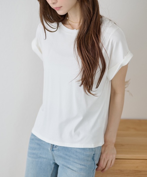 DAYRA（デイラ）の「ソリッドカラー ロール袖 ラウンドネック バックオープン プルオーバー（Tシャツ/カットソー・レディース・キャメル/ブルー/ブラック/グレー/ホワイト/アイボリー・FREE）」の2枚目の写真