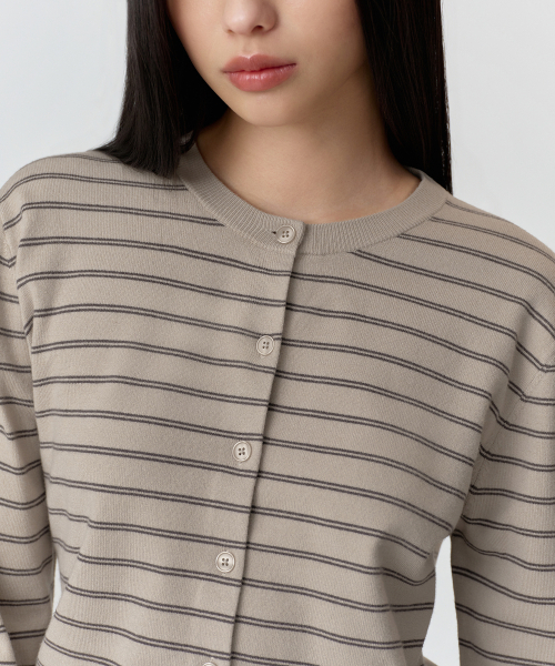 MUSINSA STANDARD WOMAN（ムシンサスタンダードウーマン）の「ウィメンズストライプラウンドネックカーディガン[グレイッシュベージュ]（カーディガン/ボレロ・レディース・その他・X-SMALL/SMALL/MEDIUM/LARGE）」の4枚目の写真