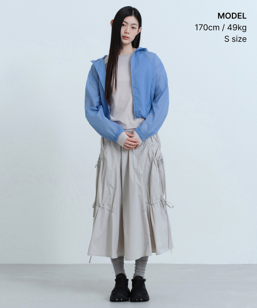MUSINSA STANDARD WOMAN（ムシンサスタンダードウーマン）の「ウィメンズシアーフードパーカーウィンドブレーカージャケット[ブルー]（ナイロンジャケット・レディース・その他・SMALL/MEDIUM/LARGE）」の7枚目の写真