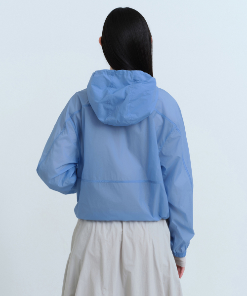 MUSINSA STANDARD WOMAN（ムシンサスタンダードウーマン）の「ウィメンズシアーフードパーカーウィンドブレーカージャケット[ブルー]（ナイロンジャケット・レディース・その他・SMALL/MEDIUM/LARGE）」の8枚目の写真