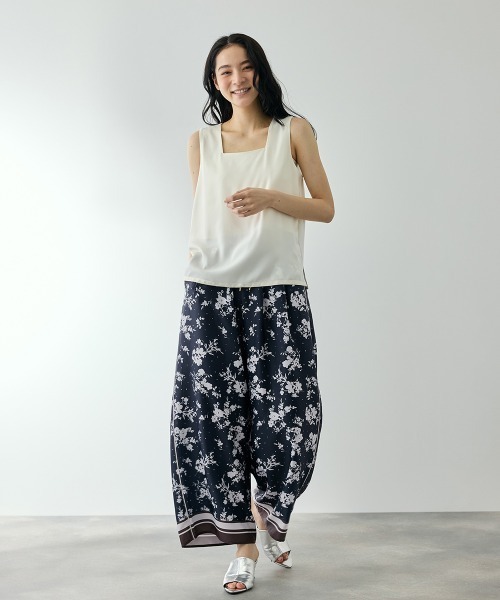 QUEENS COURT（クイーンズコート）の「パウダーサテンパネルプリントワイドパンツ（その他パンツ・レディース・ダークネイビー/ブラック系その他・M）」の10枚目の写真